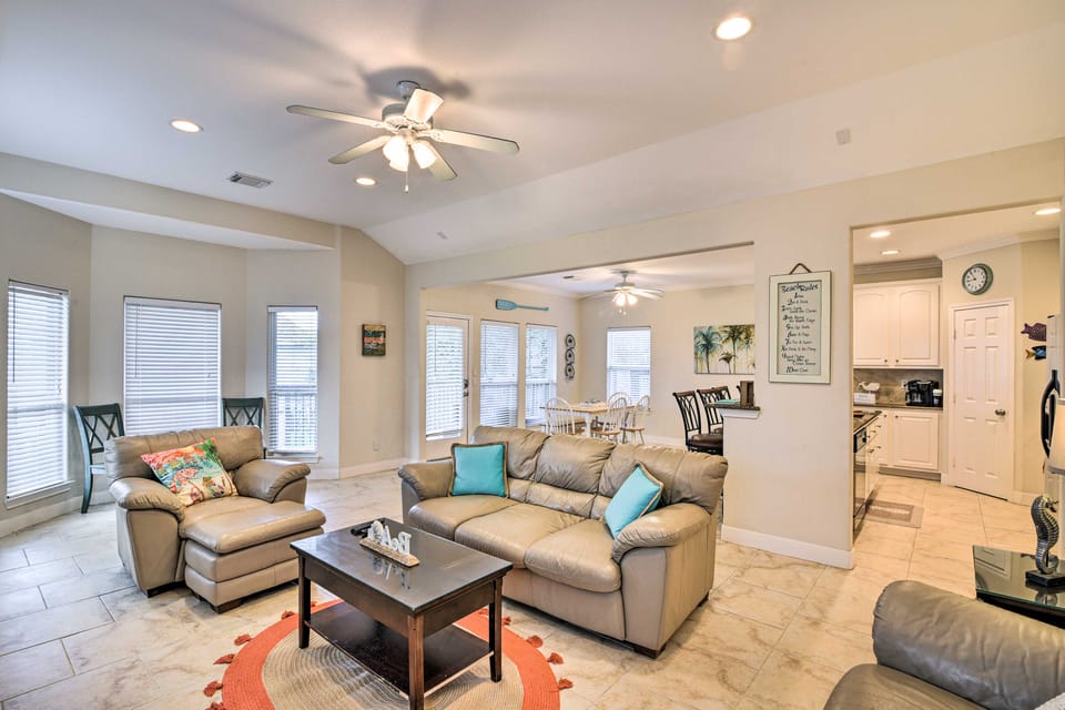 < 1 Mi to Beach: ‘Salty Dog’ House in Galveston! House in Hitchcock