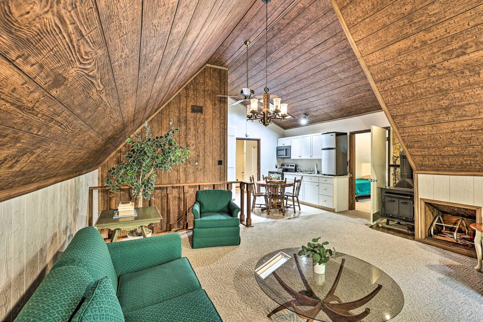 Bring Your Pet! Roan Mtn Cabin w/ On-Site Creek House in Tennessee