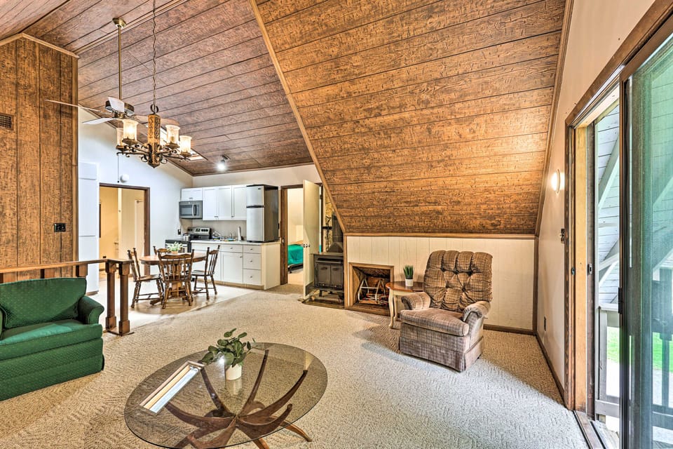 Bring Your Pet! Roan Mtn Cabin w/ On-Site Creek House in Tennessee