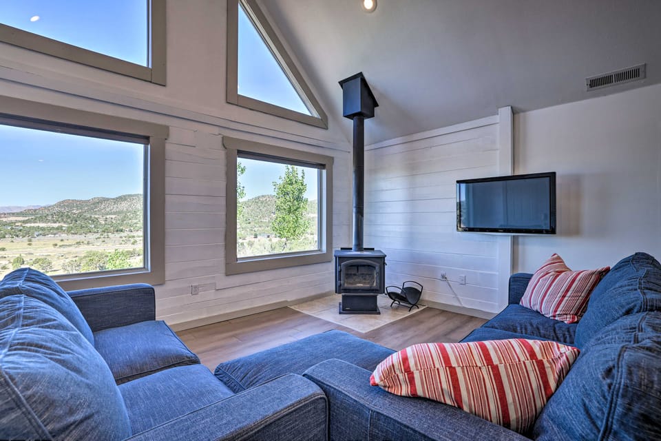NEW! Central Family Retreat w/ Mtn Valley Views! House in Utah