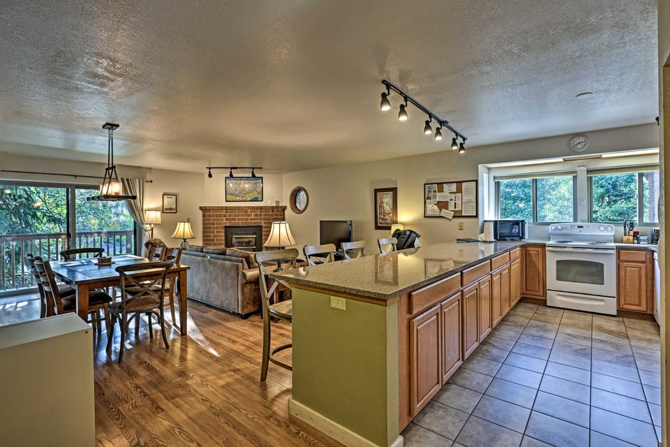 < 2 Mi to Frisco Adventure Park: Cozy Townhome! Apartment in Frisco