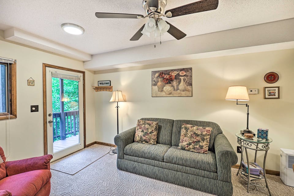 Ideal for Nature Lovers! Roan Mtn Cabin w/ Balcony House in Tennessee
