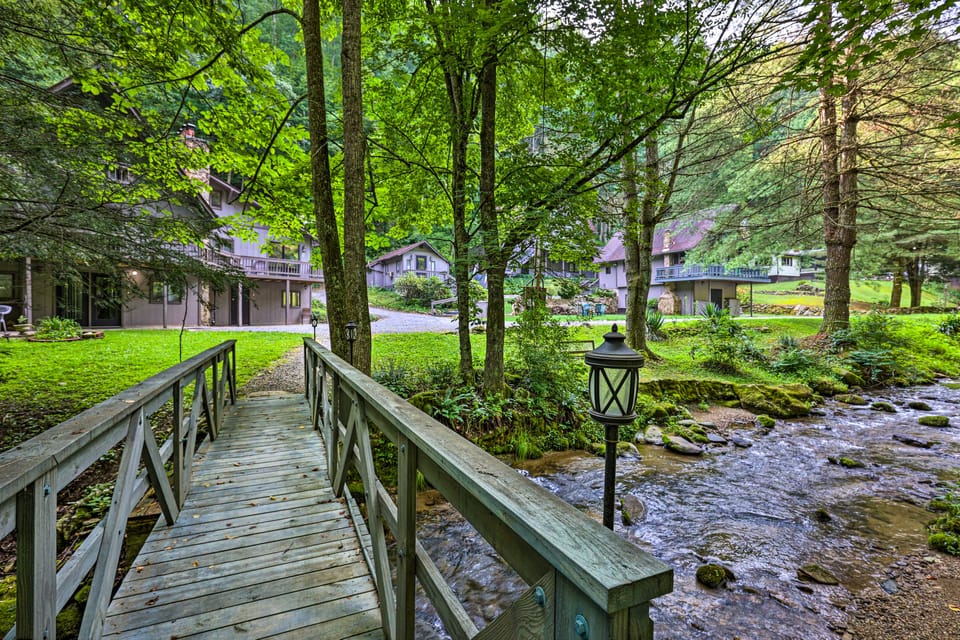 Ideal for Nature Lovers! Roan Mtn Cabin w/ Balcony House in Tennessee
