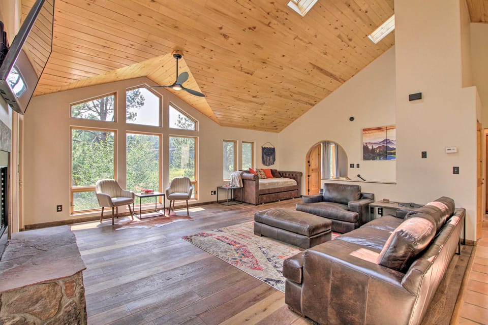 Angel Fire Escape w/ Mtn Views - 2 Mi to Gondola! House in Angel Fire