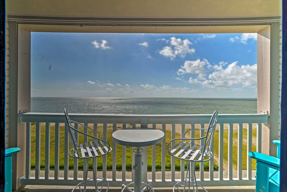 Oceanfront Corpus Christi Condo: Resort Perks! Apartment in Nueces County