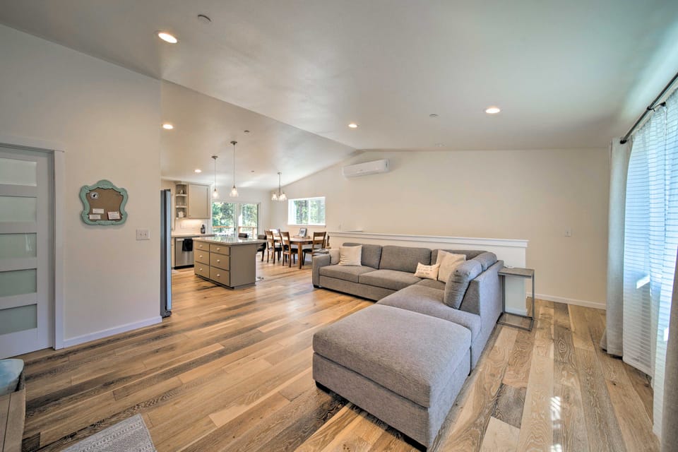 River Acres Retreat w/ Grill & River Access! House in California