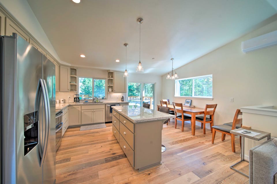 River Acres Retreat w/ Grill & River Access! House in California