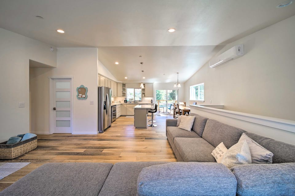 River Acres Retreat w/ Grill & River Access! House in California