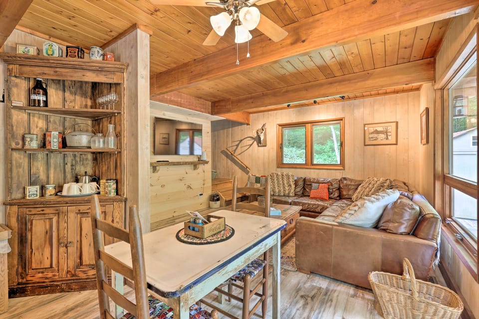 Quiet Max Meadows Cabin, 12 Acres of Property House in Virginia