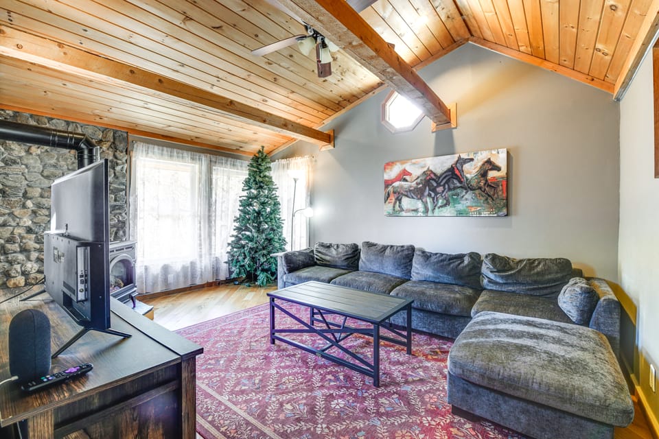 Killington Area Escape w/ Deck, Views & Hot Tub! House in Stockbridge