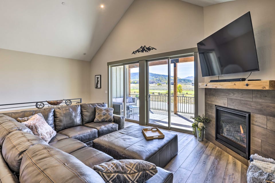 3 Mi to Granby Ranch: Townhome w/ Balcony & Views Apartment in Granby
