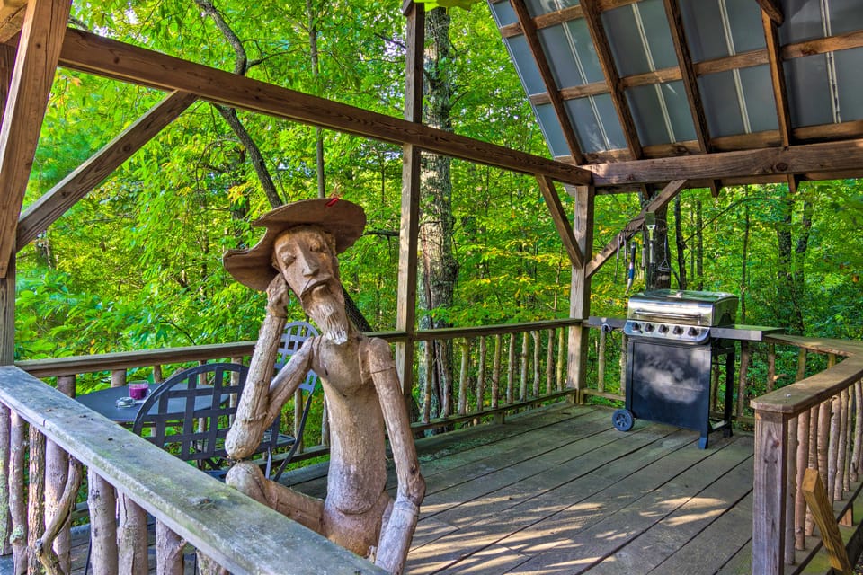 Couples’ Treehouse Retreat w/ Hot Tub & Views House in Tennessee