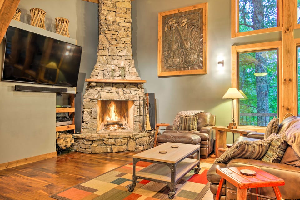 Couples’ Treehouse Retreat w/ Hot Tub & Views House in Tennessee
