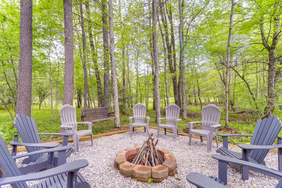 9 Mi to Sugar Mountain! Family Cabin w/ Fire Pit House in Tennessee