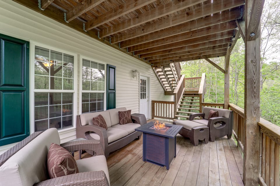 9 Mi to Sugar Mountain! Family Cabin w/ Fire Pit House in Tennessee