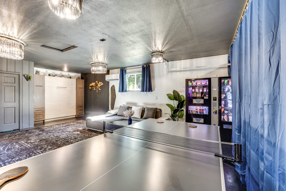 Boise Speakeasy w/ Hot Tub – 5 Mi to Dtwn Apartment in Garden City