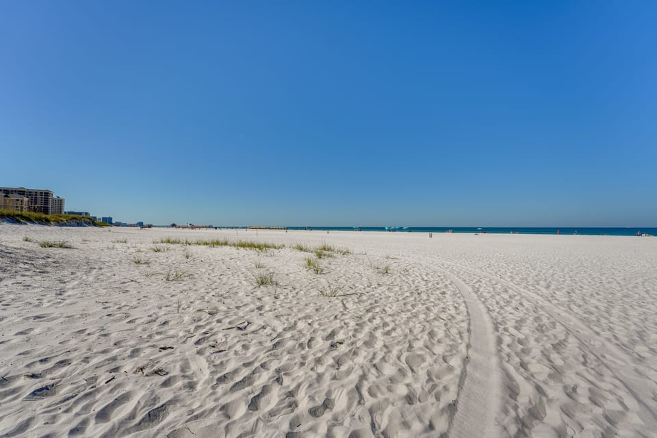 Colorful Townhome, Steps to Clearwater Beach! Apartment in Clearwater Beach