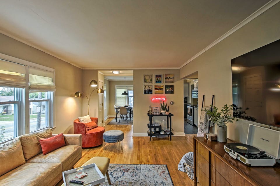 Ideal Green Bay Home < 3 Mi to Lambeau Field! House in Allouez