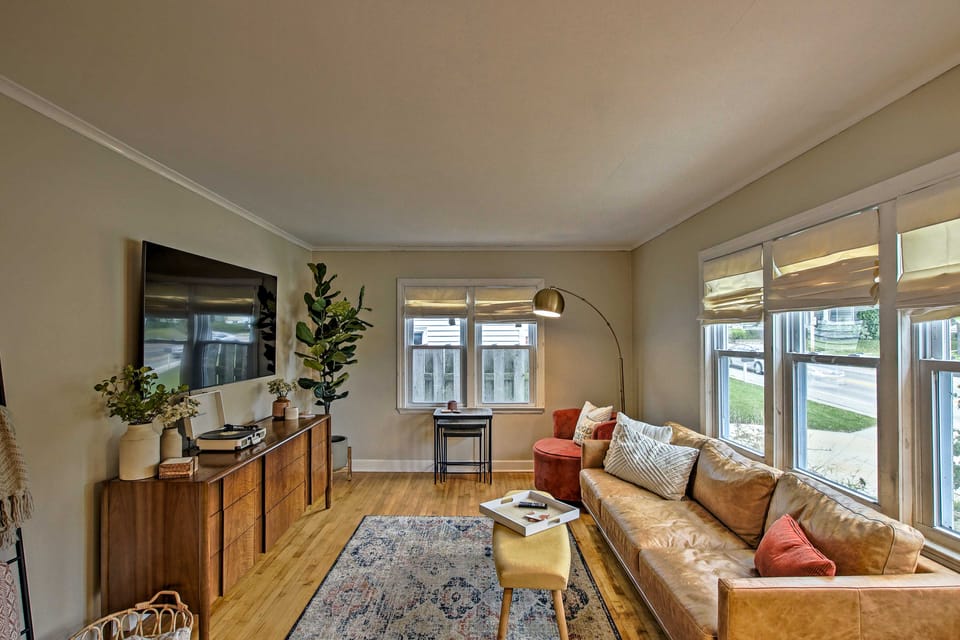 Ideal Green Bay Home < 3 Mi to Lambeau Field! House in Allouez