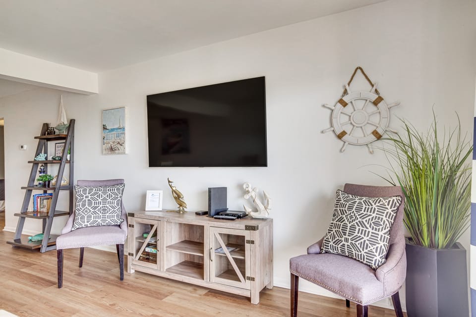 Harbor Island Condo w/ Pool Access: Walk to Beach! Apartment in South Carolina