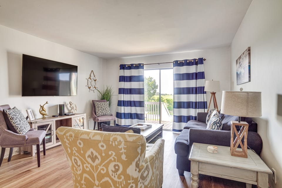 Harbor Island Condo w/ Pool Access: Walk to Beach! Apartment in South Carolina