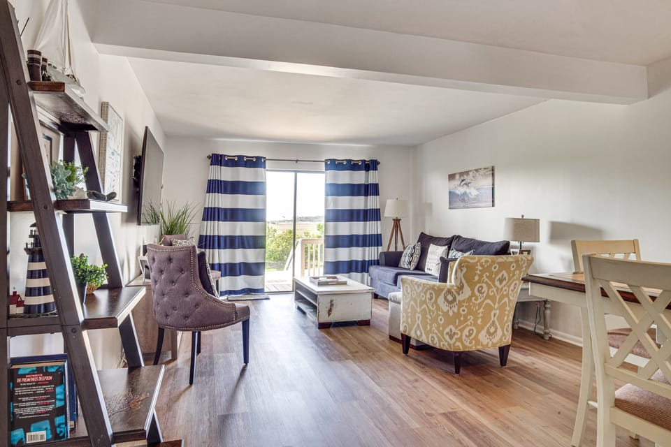 Harbor Island Condo w/ Pool Access: Walk to Beach! Apartment in South Carolina