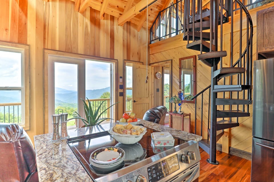 Mtn Views! Outdoorsy Hideaway in Hot Springs House in Buncombe County