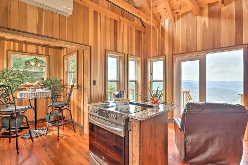 Mtn Views! Outdoorsy Hideaway in Hot Springs House in Buncombe County