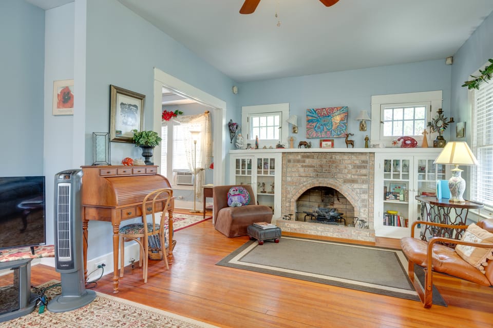 Charming Canyon Lake Cottage w/ Pool & BBQ Pit! Cottage in Canyon Lake