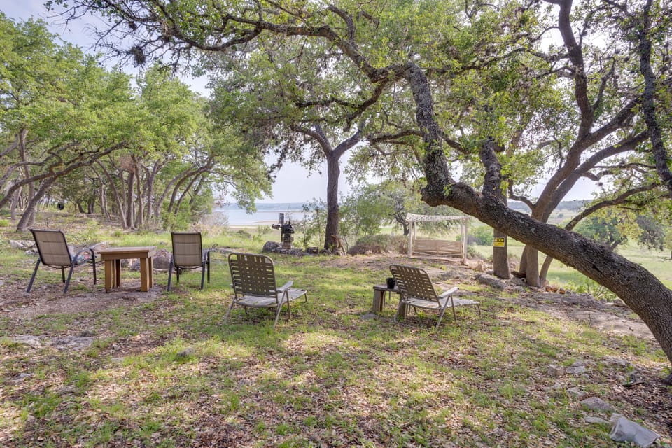 Charming Canyon Lake Cottage w/ Pool & BBQ Pit! Cottage in Canyon Lake