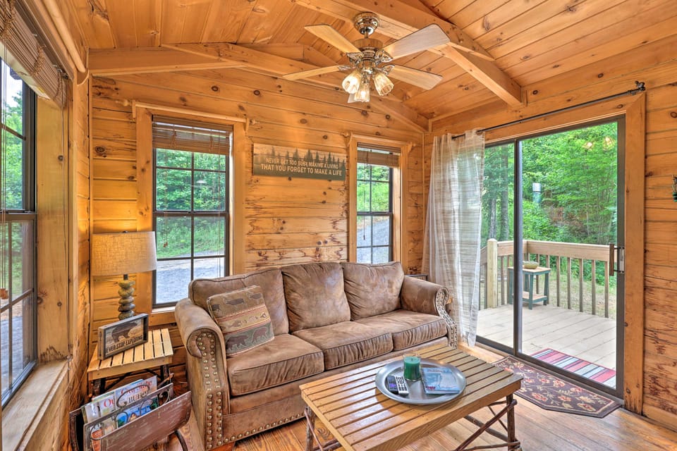 Quaint Log Cabin w/ Views Near West Jefferson House in North Carolina