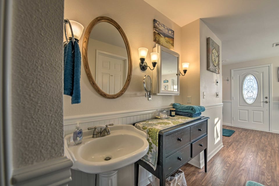 ‘Eagles View’ Condo in Ocean Shores w/ 3 Balconies Apartment in Ocean Shores