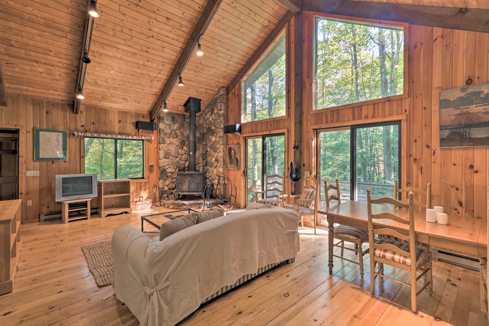 Cabin w/ 3 Acres, Tennis Courts: By 4 Ski Mtns House in Otis