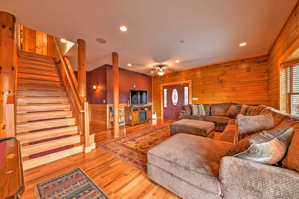 'The Cozy Bear Cabin:’ Upscale Deck & Mtn Views! House in Watauga