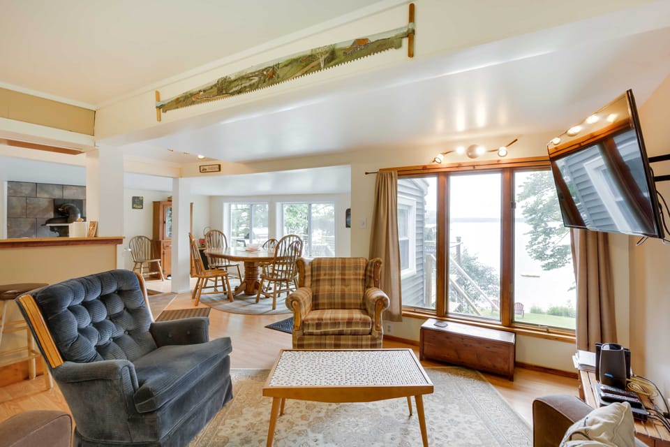 Peaceful Fisherman's Paradise w/ Deck + Fire Pit! House in Winthrop
