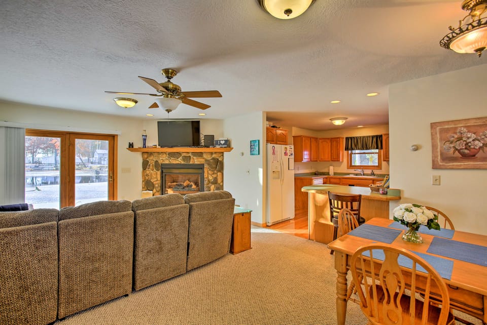 Cozy Riverfront Home w/ Fire Pit in Houghton Lake! House in Michigan