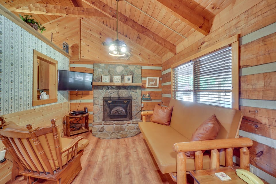 7 Mi to The Island in Pigeon Forge: Relaxing Cabin House in Sevier County