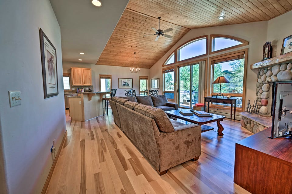 Mountain Home with Decks, Walk to Gondola House in Steamboat Springs