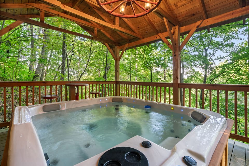 Bear Mountain Chalet in the Woods w/ Hot Tub House in Gatlinburg