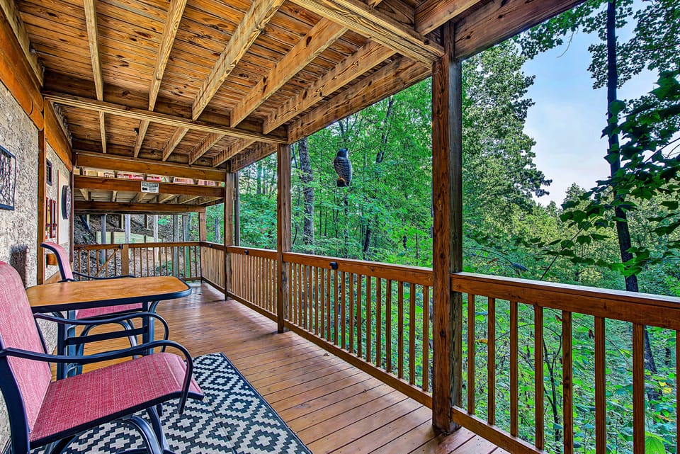 Bear Mountain Chalet in the Woods w/ Hot Tub House in Gatlinburg