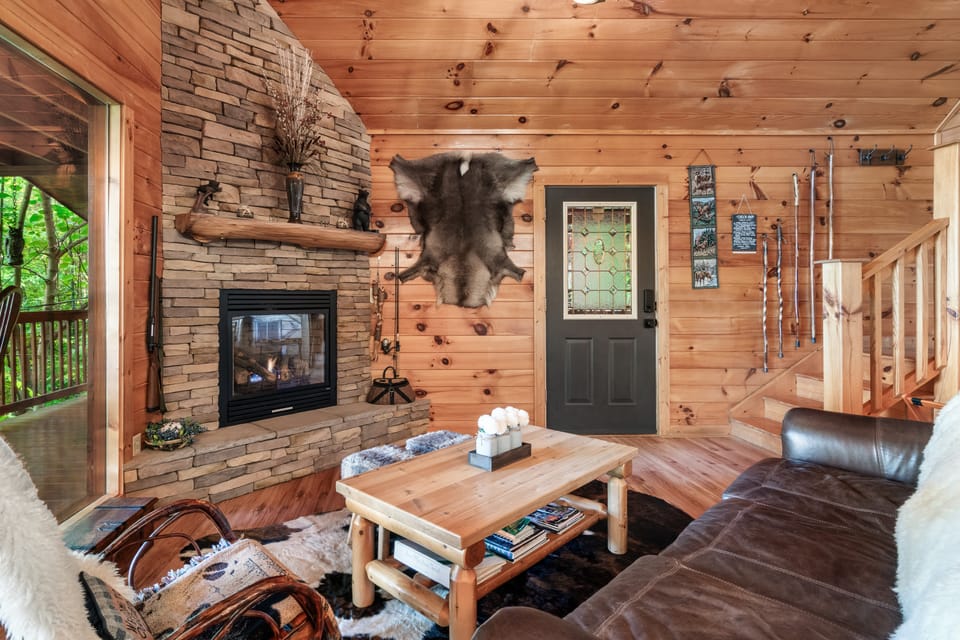 Bear Mountain Chalet in the Woods w/ Hot Tub House in Gatlinburg