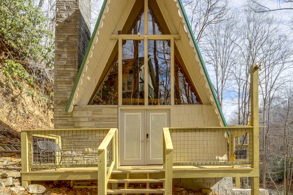 A-Frame Gatlinburg Cabin w/ Deck & Private Hot Tub House in Gatlinburg