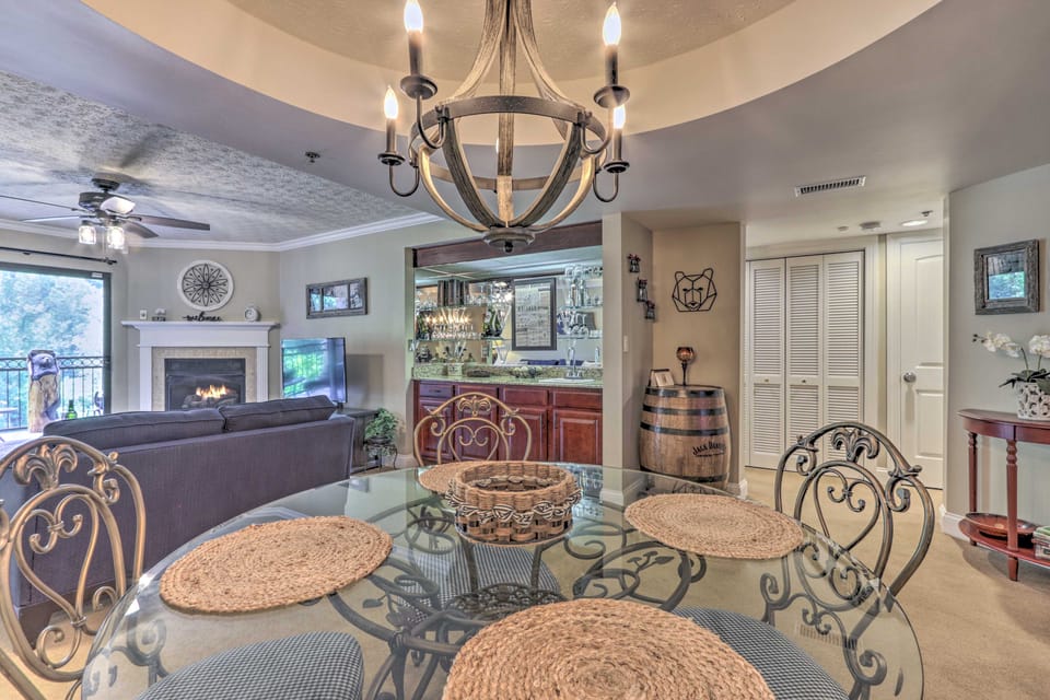 Creekfront 'Bootleggers Hideaway!' Walk to Dtwn! Apartment in Gatlinburg