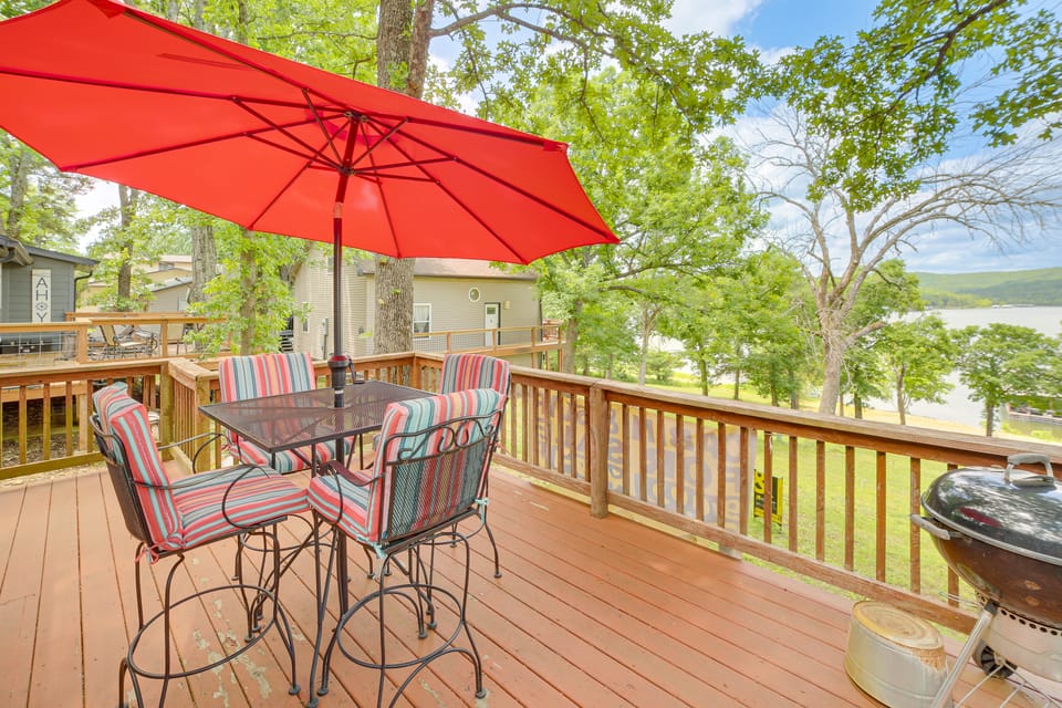 Lakeside Reeds Spring Home w/ Deck & Pool Access! House in Table Rock Lake