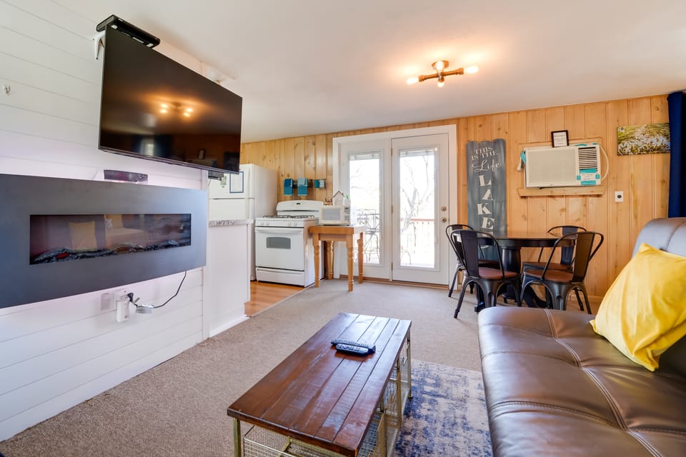 Lakeside Reeds Spring Home w/ Deck & Pool Access! House in Table Rock Lake