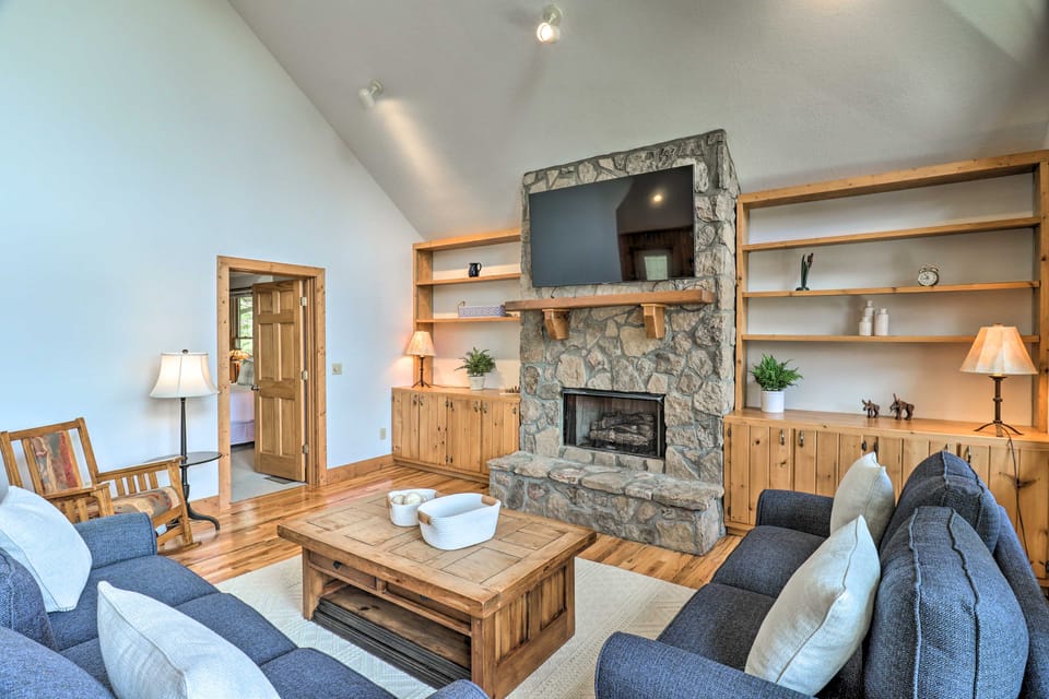 Sapphire Retreat w/ 2 Decks, Views & Resort Access House in Tennessee