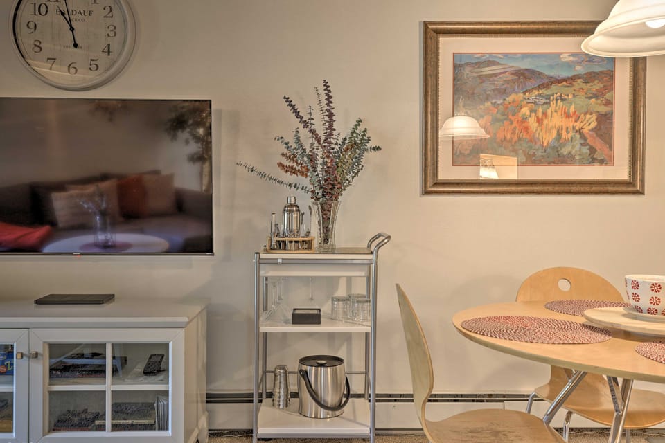 Ski Shuttle & Pool: Modern Silverthorne Condo! Apartment in Wildernest