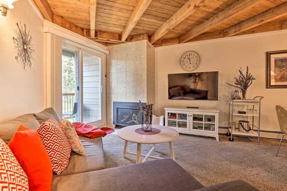 Ski Shuttle & Pool: Modern Silverthorne Condo! Apartment in Wildernest