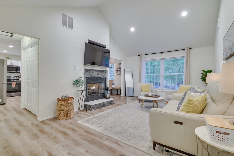 7 Mi to Camelback Mtn: Chic Penn Estates Home House in Stroud Township