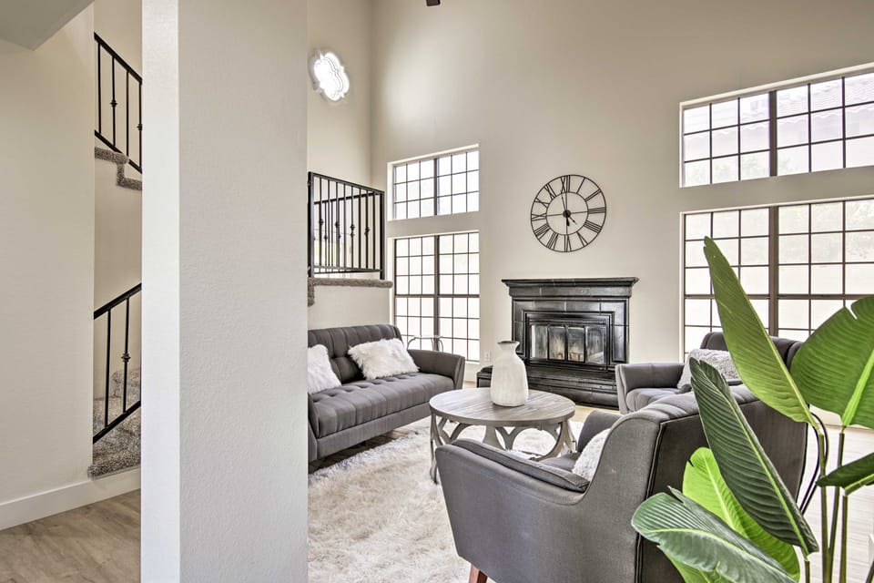 Hot Tub! Family-Friendly Home, 8 Mi to Westgate House in Glendale